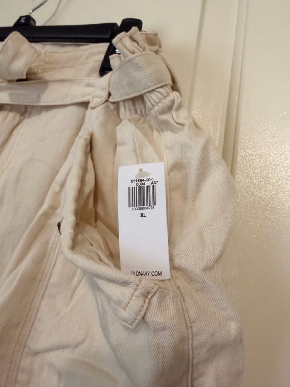 Old Navy Cream Tie-Waist Cargo Shorts with Front Pockets - Picture 2 of 5